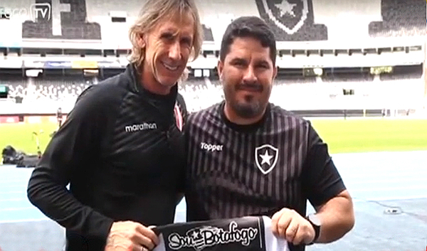 Gareca recibe camiseta especial de Botafogo en honor a Didí [FOTOS]