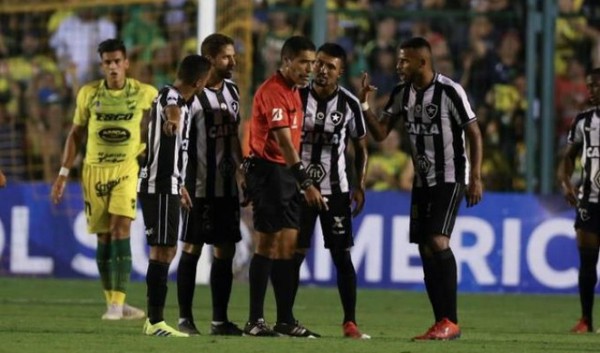 Futbolista brasileño sufrió dos infartos durante entrenamiento [FOTOS]