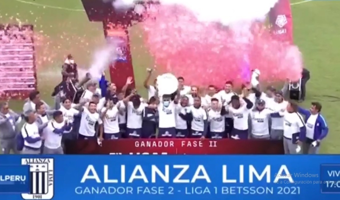 Alianza Lima recibió el trofeo de Ganador de la Fase II de la Liga 1: 
