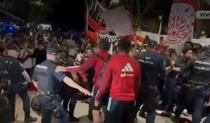 Violento incidente entre jugadores de la bicolor y policías españoles durante banderazo 