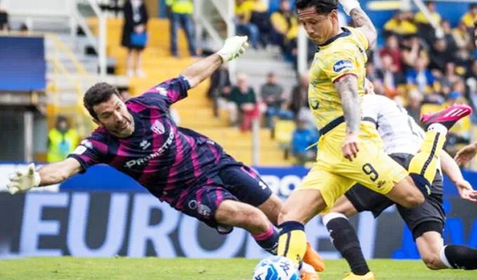 Gianluca Lapadula marcó golazo a Buffon en el Cagliari vs. Parma