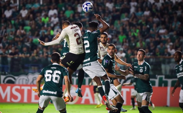 Universitario recibe multa por la gresca tras el partido ante Goiás en la Copa Sudamericana