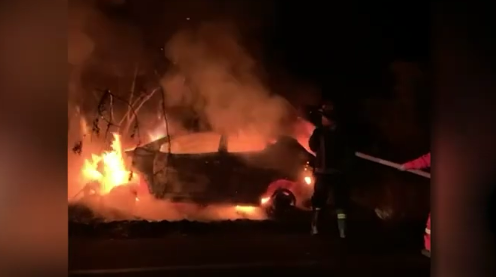 Ayacucho Auto Se Incendia Y Pasajeros Salvan De