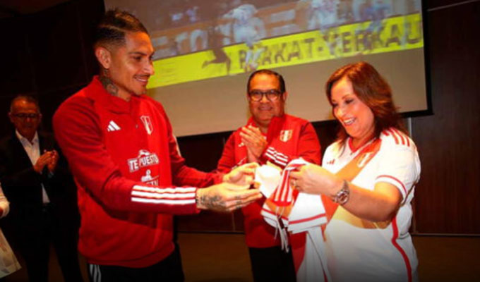 Selección peruana: Presidenta Dina Boluarte visitó a la 'blanquirroja' previo al partido contra Brasil [FOTOS]