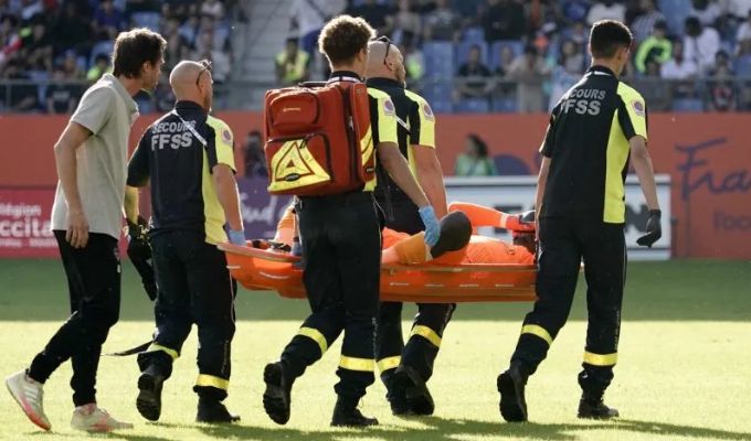 Francia: arquero es llevado a hospital tras la explosión de petardo en partido Montpellier vs Clermont