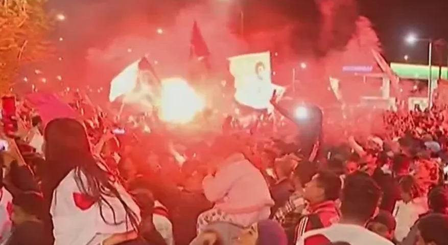 Chile vs. Perú: hinchas peruanos realizan espectar banderazo en Santiago