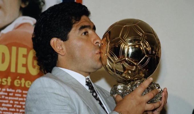 Justicia francesa prohíbe venta del Balón de Oro de Maradona del Mundial de 1986