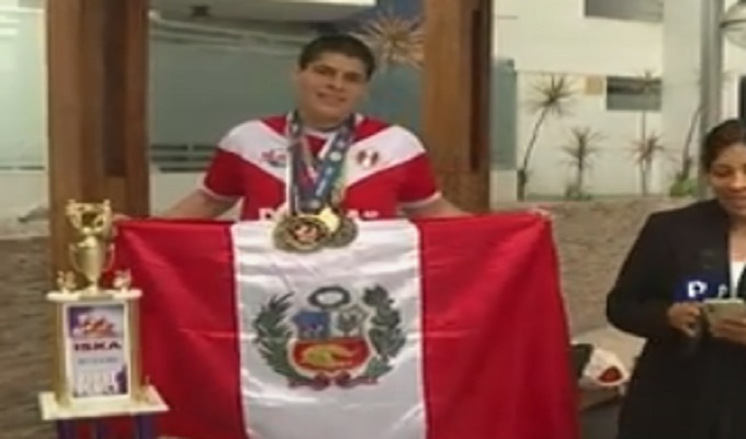 ¡Orgullo nacional! Carlos Calle gana título de campeón mundial en US Open de Kickboxing en EE.UU.