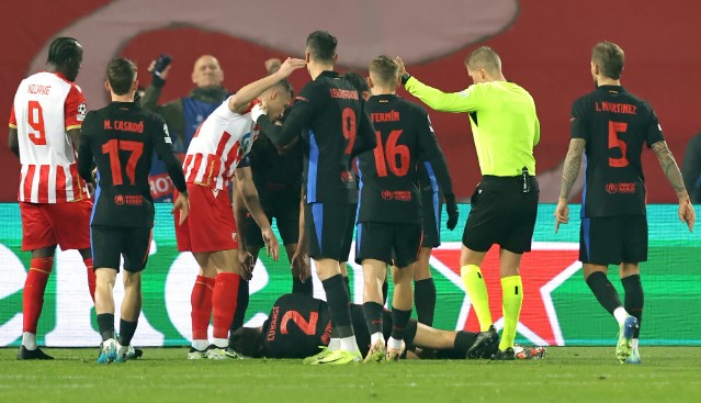 Pau Cubarsí sufre grave lesión en la cara durante partido de Barcelona ante Estrella Roja [FOTOS]