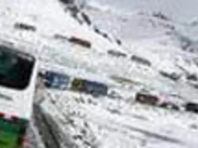 Decenas de camiones parados por intensa nevada en carretera Arequipa-Puno