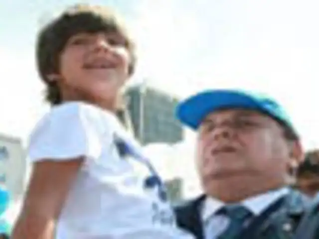 Alan García se luce con su pareja Roxanne Cheesman por calles de Miraflores