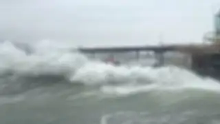 Piura: olas de 2 metros de altura generan tensión en Máncora