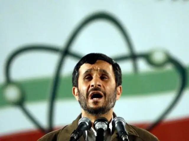 Atacan a zapatazos al presidente de Irán