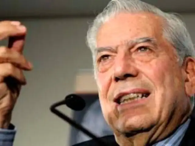 Premio Nobel Vargas Llosa dice sentirse acosado por la prensa