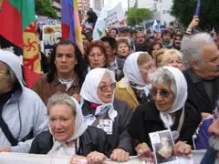 Madres de la Plaza de Mayo esperan la verdad sobre los hijos de la propietaria del diario argentino Clarín 