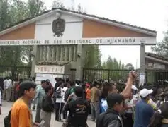 Ayacucho: estudiantes de la Universidad San Cristóbal de Huamanga continúan con protestas