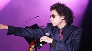 Cantante Andrés Calamaro estrena videoclip con temática lésbica