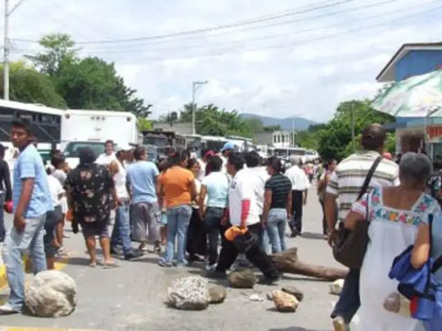 Cientos de mineros ilegales bloquean carreteras en Chimbote y Nasca