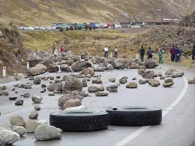 Puno: bloquean carretera Juliaca-Cusco en Ayaviri por huelga contra mineras