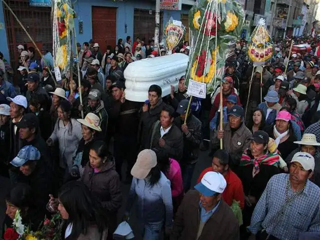 Puneños pasean cuerpos de dos fallecidos durante protestas sin resguardo policial  