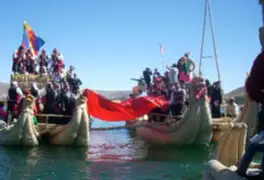 Bandera peruana flameo en el lago Titicaca 