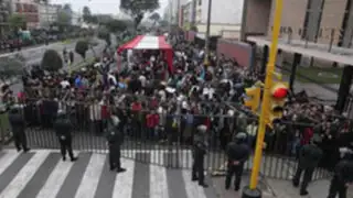 Asistentes al desfile militar se enfrentan  por tribunas en avenida Brasil