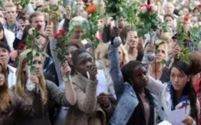 Una semana después de atentados en Oslo noruegos rinden homenaje a las 76 víctimas