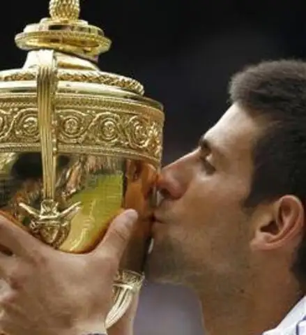 El beso de la gloria: Djokovic ganó Wimbledon