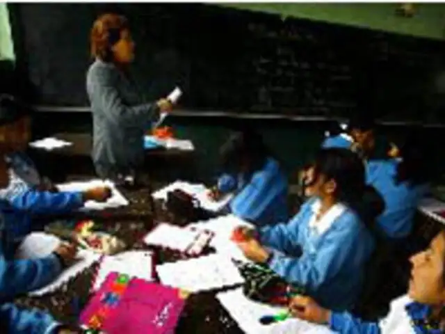 Escolares del Perú rinden homenaje al maestro en su día