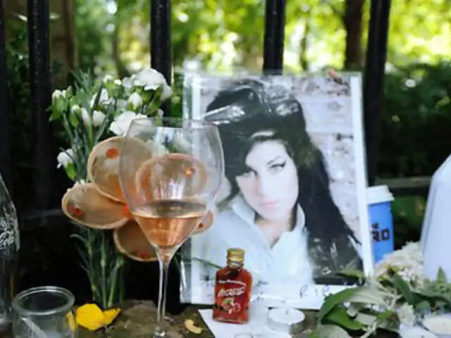 Familiares y amigos le dieron el último adiós a la cantante Amy Winehouse