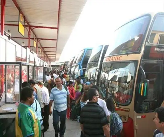 Pasajeros con el DNI no pueden abordar buses en el terminal de Fiori