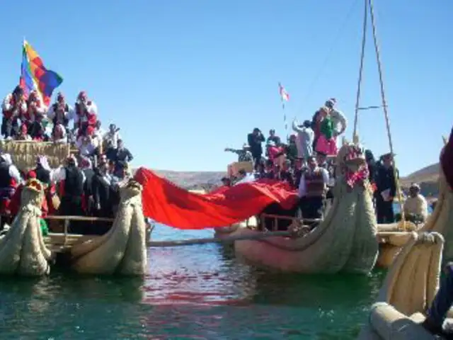 Bandera peruana flameo en el lago Titicaca 