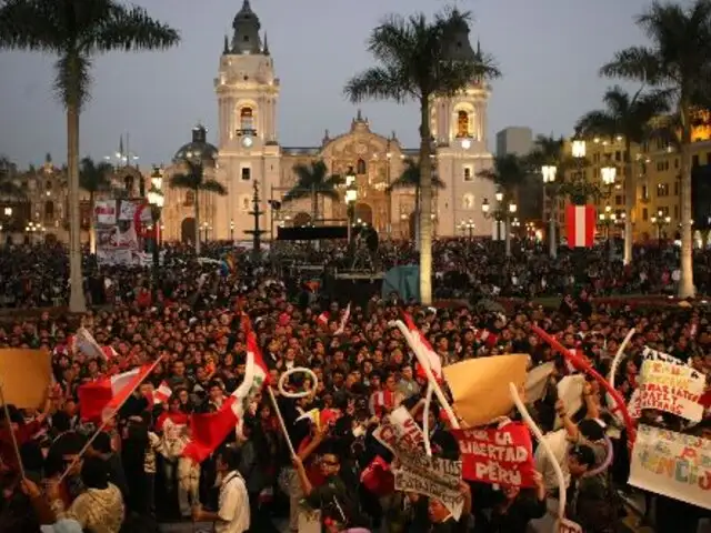 Desfile artístico se lleva a cabo en el Centro Histórico de Lima