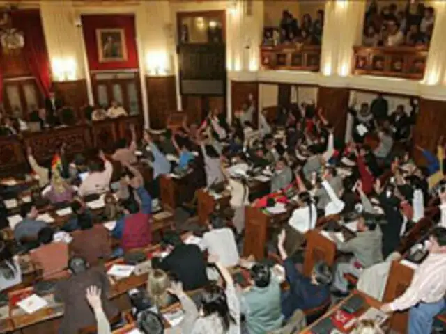 Congreso boliviano aprueba ley que permite las interceptaciones telefónicas