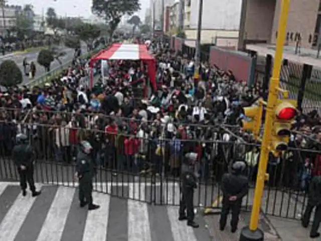 Asistentes al desfile militar se enfrentan  por tribunas en avenida Brasil