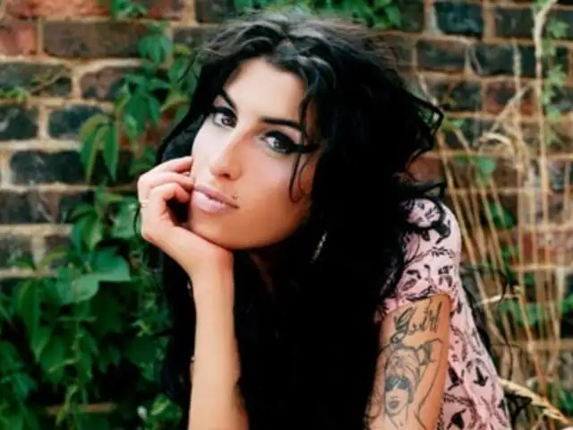 Ofrecen en internet fotos íntimas de la fallecida cantante Amy Winehouse