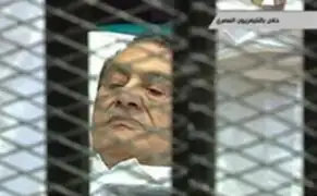 Ex mandatario egipcio Hosni Mubarak asistió a tribunales en una camilla de hospital 