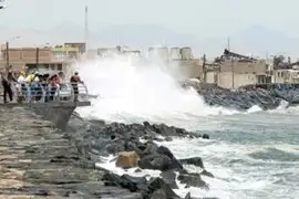 Autoridades declaran en emergencia localidad de Máncora por fuertes oleajes 
