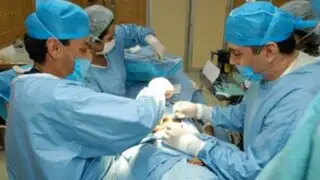 Médicos estadounidenses extirparán tumor de 90 kilos a joven vietnamita 