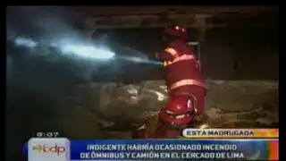 Hombre sufre quemaduras tras incendiarse un ómnibus y un camión en el Centro de Lima