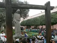 Miles de fieles de Santa Rosa de Lima dejan sus cartas en el “Pozo de los deseos” 