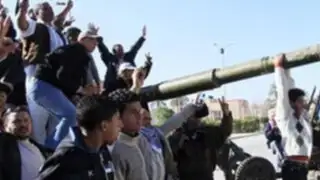 Rebeldes libios cercan a los seguidores de Gadafi