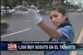 Integrantes de los Boys Scouts dirigen el tránsito por un día