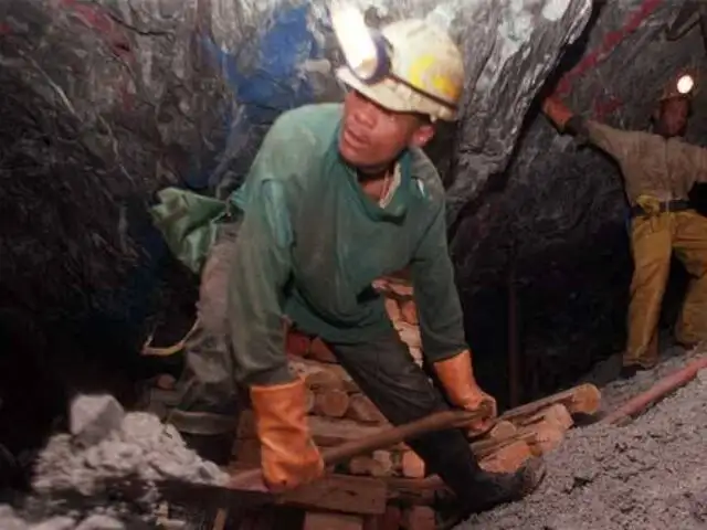 Rescate de mineros se retrasaría por derrumbe y falla geológica 