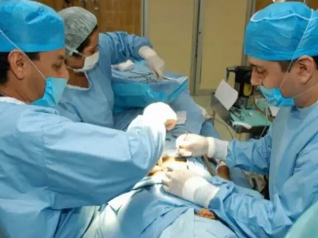 Médicos estadounidenses extirparán tumor de 90 kilos a joven vietnamita 