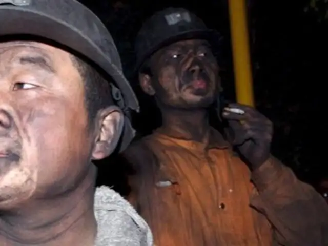 China: rescatan vivos a 22 trabajadores atrapados en una mina de carbón 