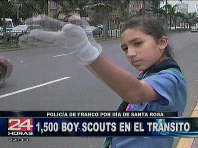 Integrantes de los Boys Scouts dirigen el tránsito por un día