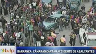 Barranca: Cámaras de seguridad graban el accidente de tres delincuentes en una moto