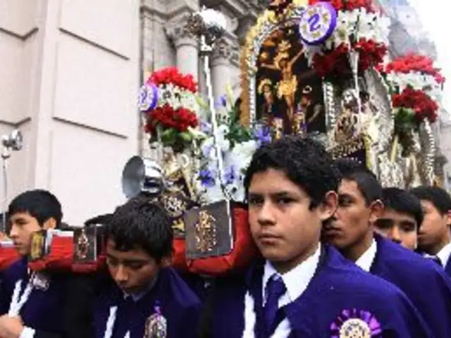 Niños realizaron procesión en homenaje al Señor de los Milagros en el Centro Histórico
