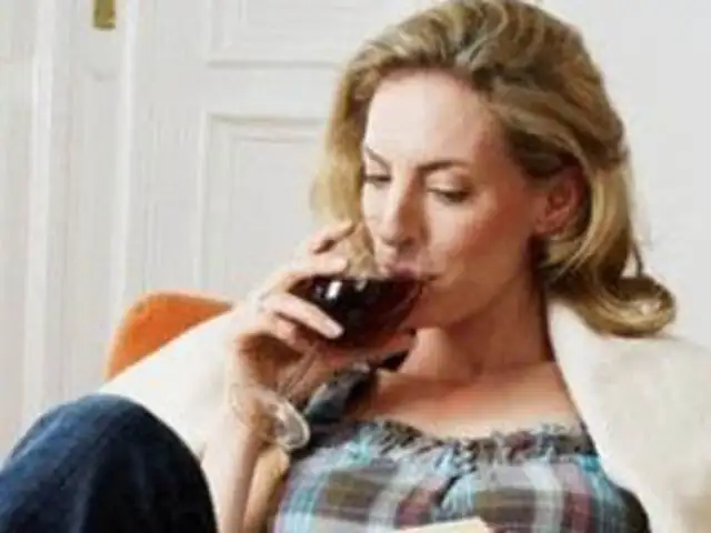 Científicos aseguran que ingerir una copa de vino diaria ayuda a mantener la salud femenina